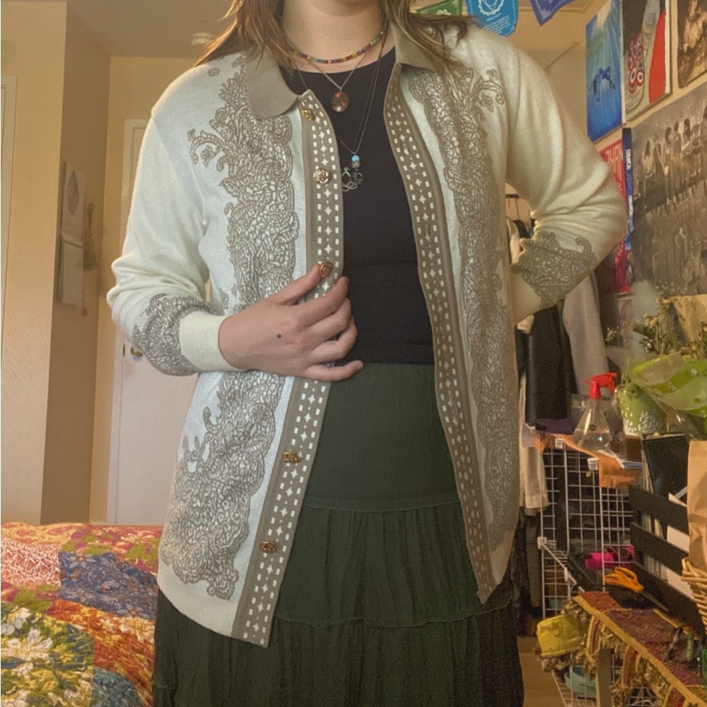 vintage gold detailed cardigan! 🪩💟